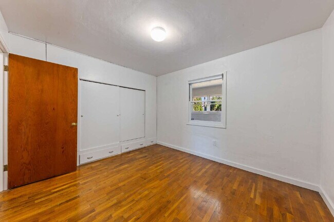 Building Photo - MOVE IN SPECIALCharming 2 bedroom duplex