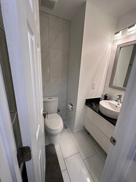 Main Bathroom - 5536 W 115th Pl