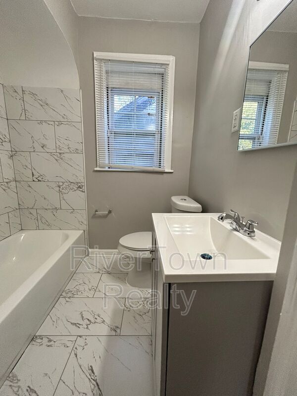 Building Photo - 2407 Larose Ave