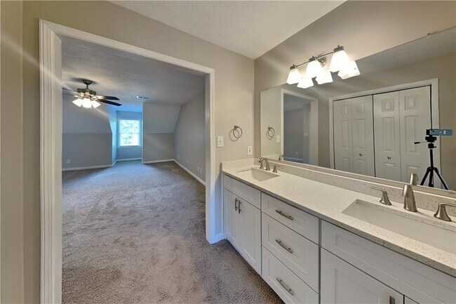 Building Photo - 2742 Bentwood Dr