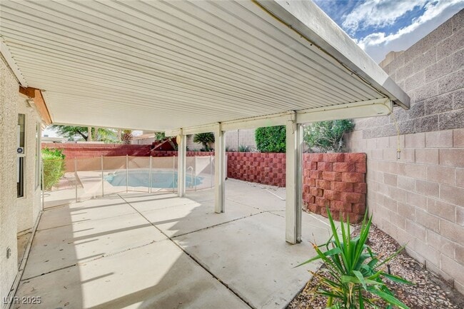 Building Photo - 114 E Tamarack Dr