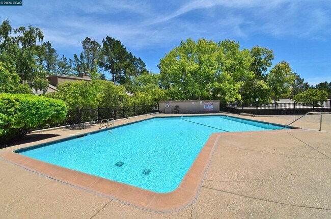 Building Photo - 2067 Ascot Dr