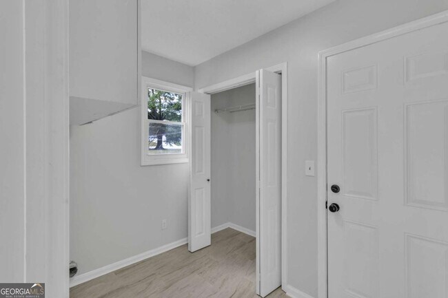 Building Photo - 250 Meadow View Dr