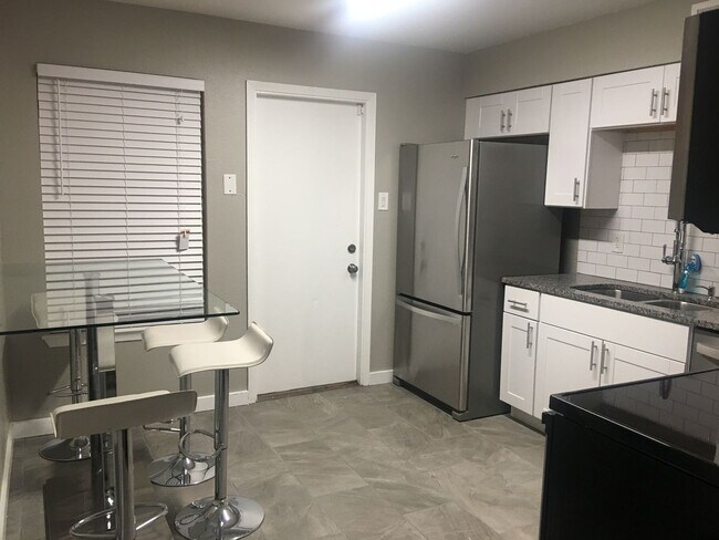 Building Photo - DSP-600 N East Duplex