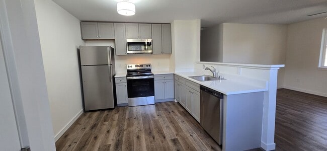 Building Photo - COMPLETLY REMODLED HOME COMING SOON!