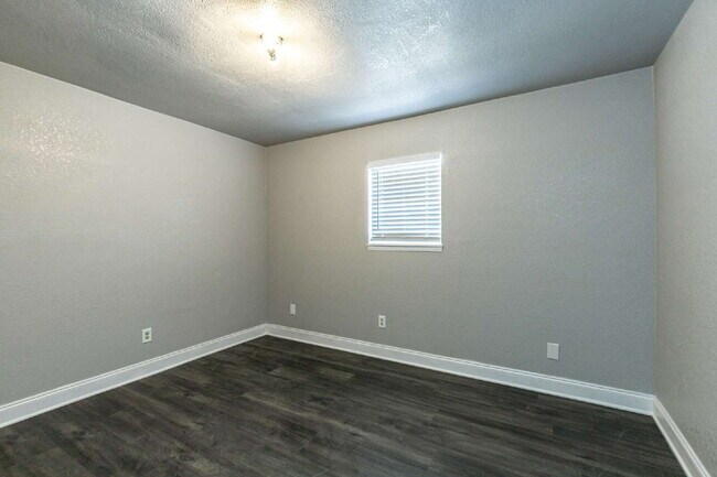 Building Photo - Cute 3 Bedroom 1 bathroom Home