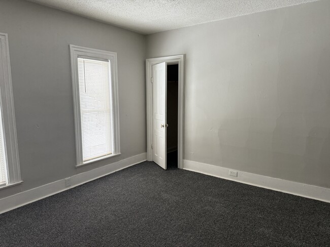 Building Photo - 2 Bed/1 Bath - Unit 516O