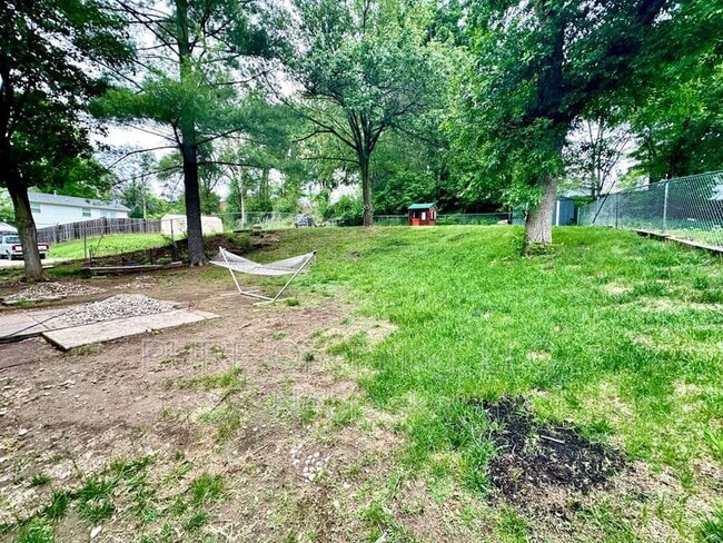 Building Photo - 105 N Elm St