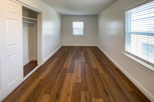 Building Photo - 338 S Benton Way