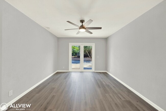Building Photo - Newly Remodeled 4-Bedroom Gem with Spaciou...