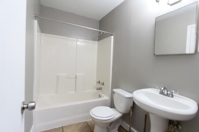 Building Photo - New On The Market!  3 Bedroom 1 Bath + Lar...