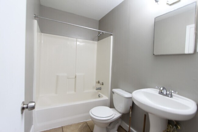 Building Photo - New On The Market!  3 Bedroom 1 Bath + Large Den.  Get to it Fast!!