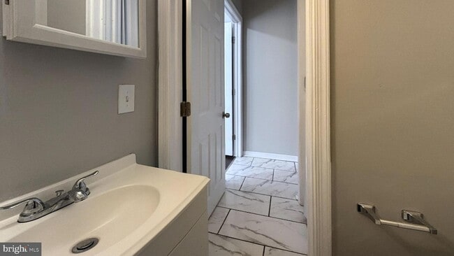 Building Photo - 1915 W Erie Ave