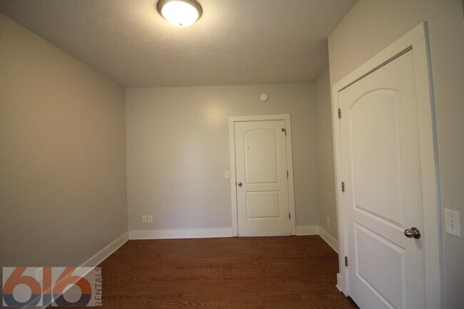 Building Photo - 858 Dayton St SW