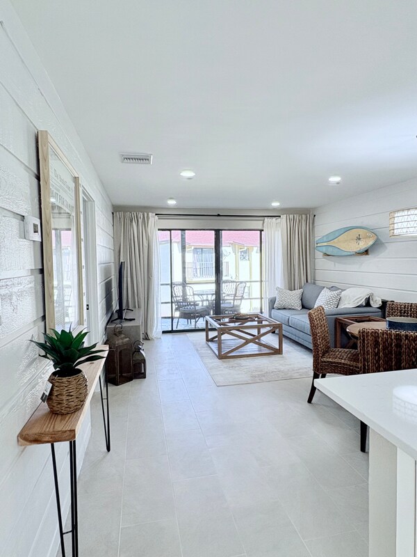 Building Photo - 2050 Oleander Blvd