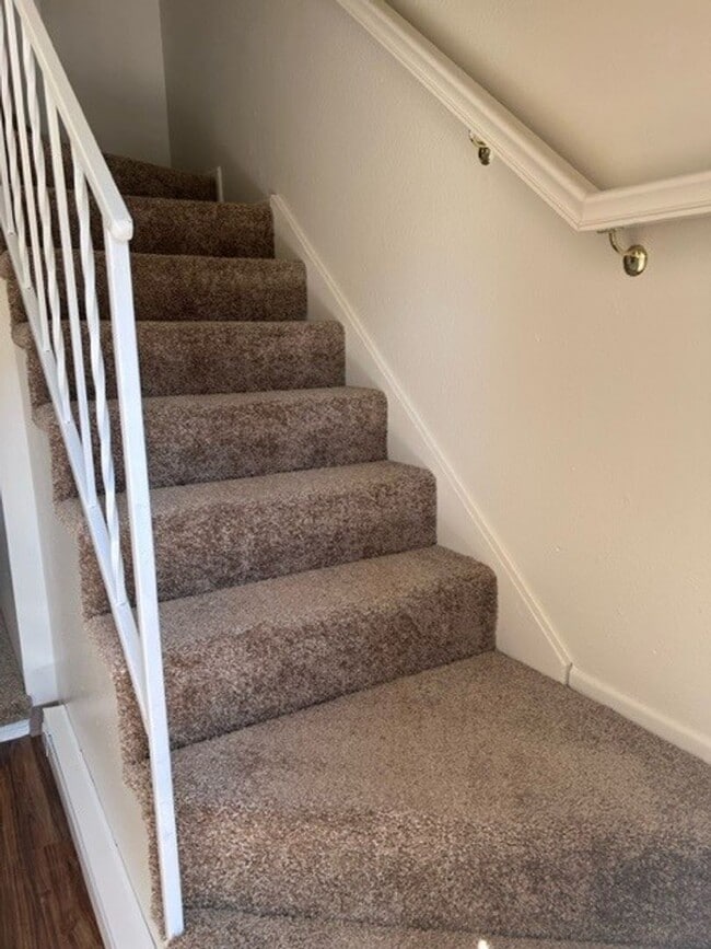 Building Photo - FREE RENT! 2x1 Townhome on Miller St S