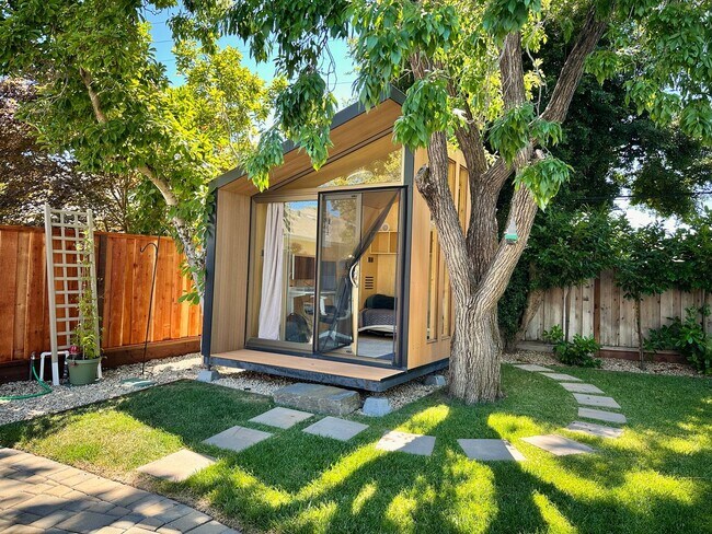 Building Photo - Charming 2 Bed 1.5 Bath in Redwood City!