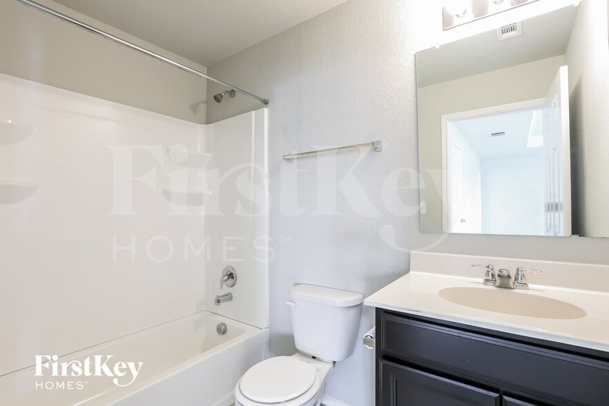 Building Photo - 12034 Silver Lgt