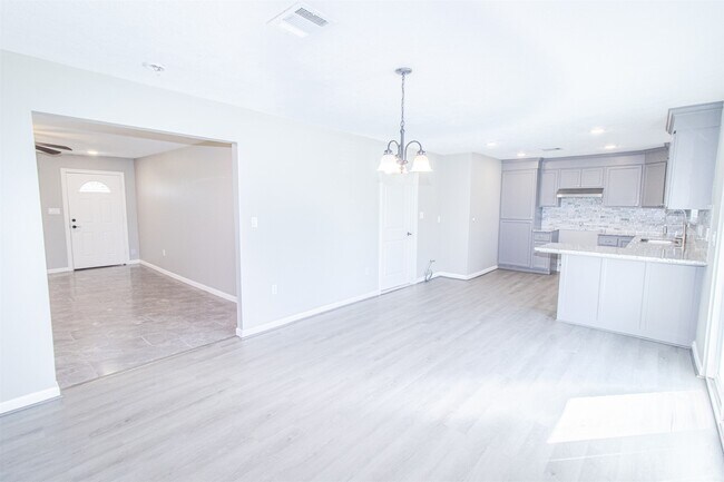 Building Photo - 627 West Dr