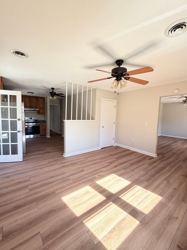 Building Photo - 3 Bedroom, 1.5 bathroom, Mount Carmel Subdivision! $1450 per month