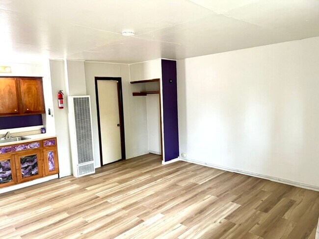 Building Photo - 2301 Roosevelt Dr