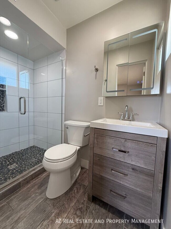 Building Photo - 1725 S Farmer Ave