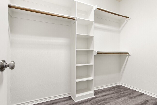 Building Photo - * MOVE IN SUMMER 07/03/2027 * 6 Bed 4 Bath...