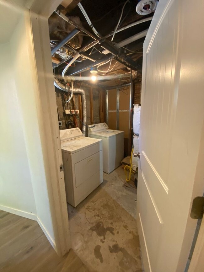 Building Photo - Amazingly Located Home