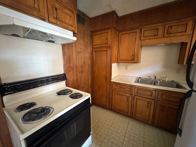 Building Photo - 806 Safady Ave