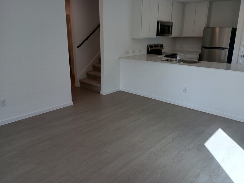 Building Photo - Room in House on Noir Ln