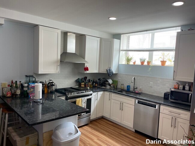 Building Photo - 37 Day St