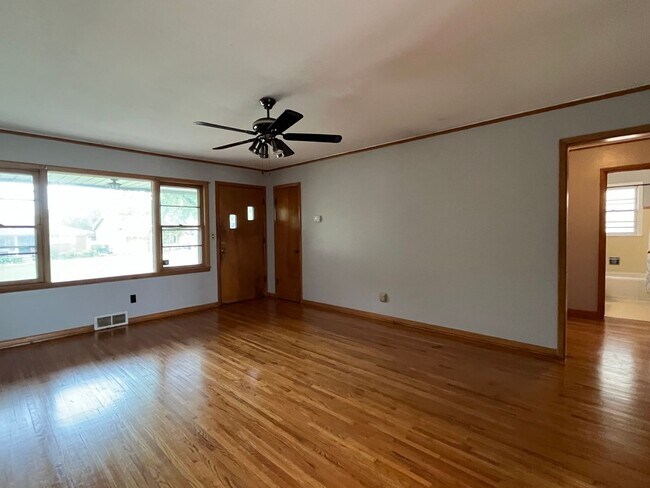 Building Photo - Three Bedroom Tulsa, 1 Bath