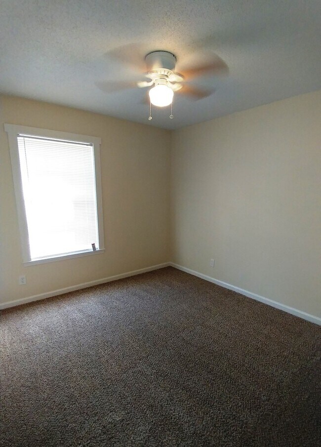Building Photo - Available end of Julyl!! 4 Bedroom home in...