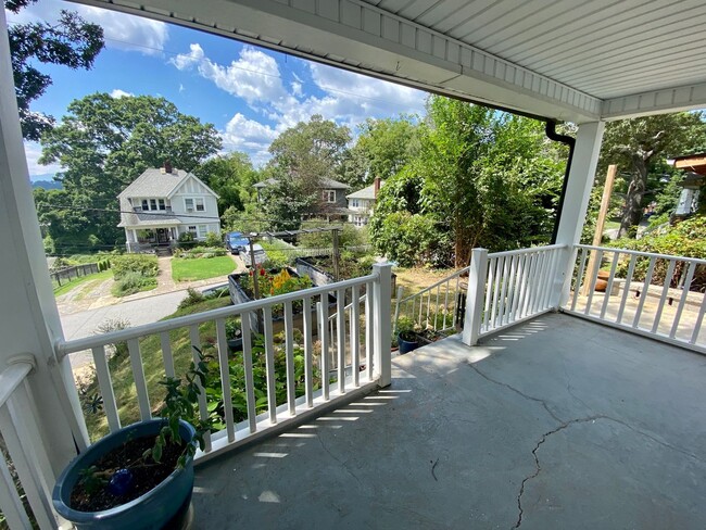 Building Photo - Central AVL - Beautifully Kept Older Home ...