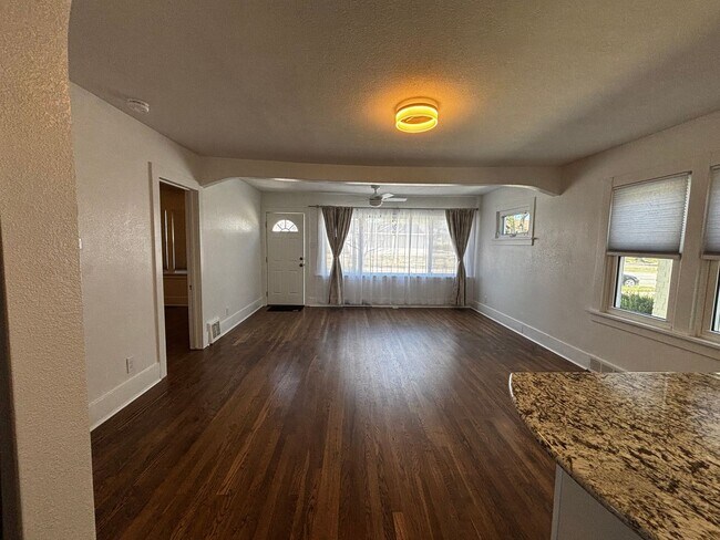 Building Photo - 1117 W 31st St