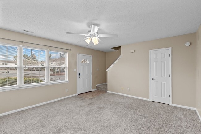 Building Photo - 2 Bed 2.5 Bath Townhome