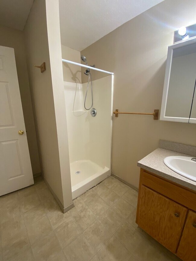 Building Photo - Upper unit-3 bed /2 bath triplex Cheney