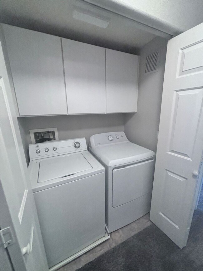 Building Photo - 2 Bed + Den/ 2 Bath 2nd floor condo in Gat...
