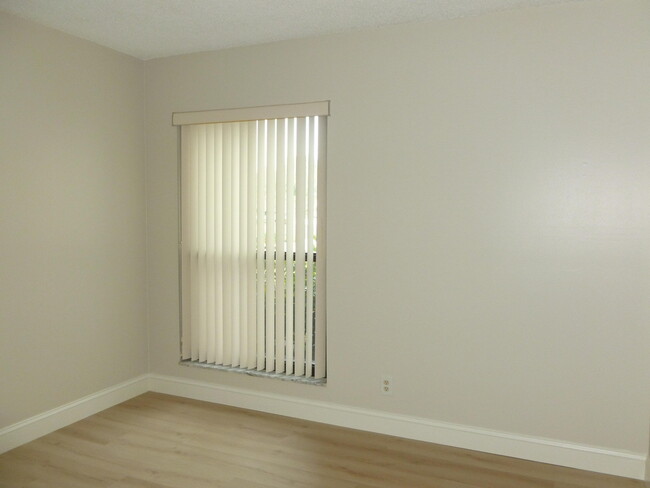 Building Photo - 2 SE Turtle Creek Dr