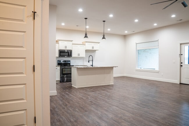 Building Photo - 2382 Athens St