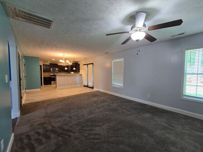 Building Photo - 103 Flag Dr