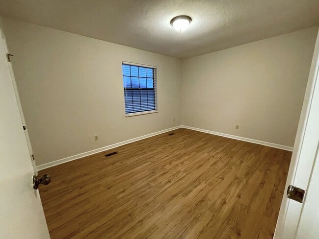 Building Photo - 2 bedroom 1.5 bath townhome