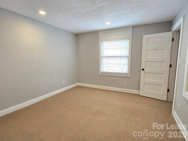 Building Photo - 3722 Park Rd