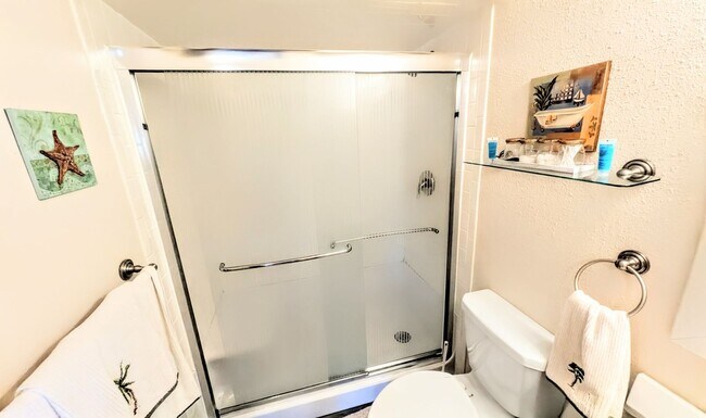 Building Photo - Annual furnished OPTIONAL 2/1 condo Island life