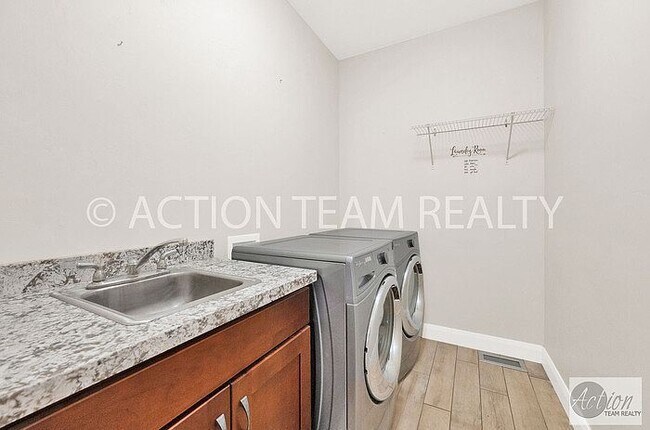 Building Photo - 11166 Del Andrae Ln