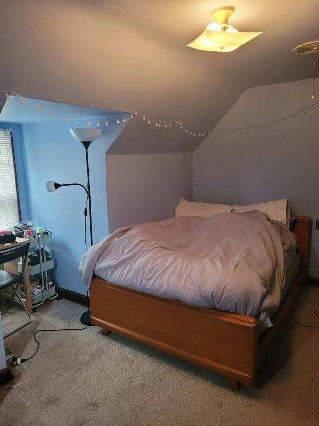 Building Photo - 1 Bedroom, 1 Bathroom Upper Duplex in Thir...