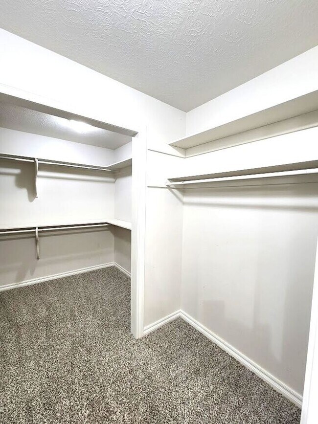 Building Photo - 4 Bed 2.5 Bath 2 Car Garage in Camelot Addition NW OKC