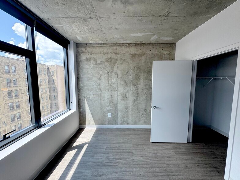 Building Photo - 4539 N Sheridan Rd