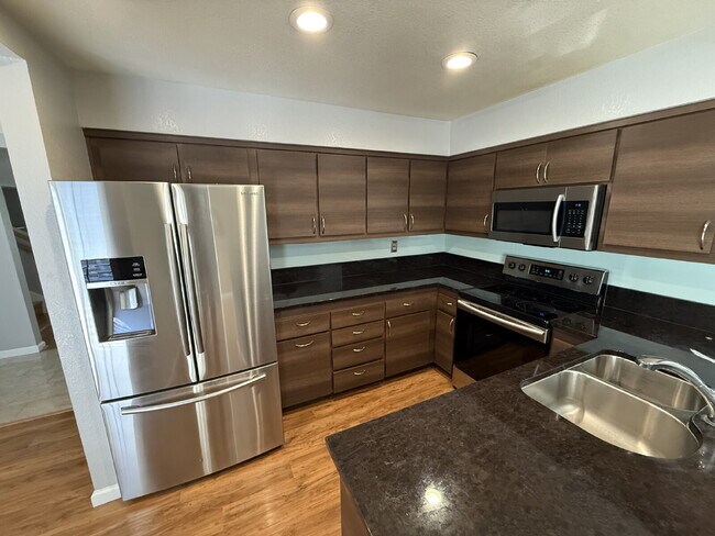 Building Photo - Beautiful 3 Bed/2.5 Bath Townhome