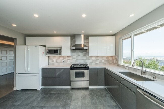 Building Photo - Updated 4 Bed / 2.5 Ba Home in Millbrae Mi...
